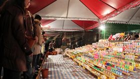 -套圈圈-夜市-▲圖／攝影者欣盈, flickr CC License-https://www.flickr.com/photos/lily_lin/6806590640/