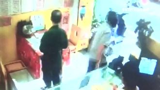 男搶整本刮刮樂　一毛沒中還落網