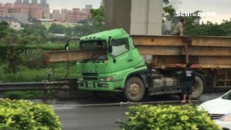 緊急煞車釀禍　拖板車鋼梁貫穿駕駛座