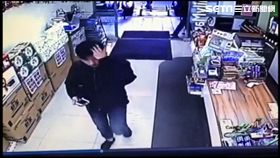 謝女賓士車遭開槍一案，警方歷經20多天循線追查後，前往台中沙鹿逮獲酷愛撥髮的賈嫌（楊忠翰攝）