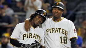 ▲Gift Ngoepe擊出安打後，在一壘與跑壘指導間慶賀的，有別於一般人。（圖／美聯社／達志影像）