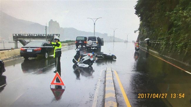 女騎士自摔卡車底　幸遇拖車救援脫困