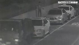 劉男駕駛白色豐田轎車，載著陳男前往偏僻河堤，持空氣槍打破路旁車輛玻璃後竊取車內財物，警方循線通知陳男到案，訊後依竊盜罪移送法辦（翻攝畫面）