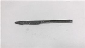 女子行兇的餐刀。（圖／翻攝畫面）