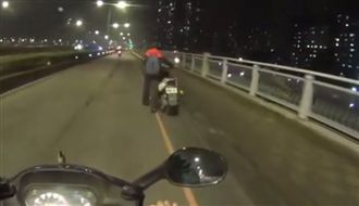 備用油助沒油騎士　他拒收錢暖哭網友