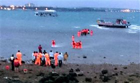 澎湖,船,擱淺,海巡隊,救援
圖／中央社