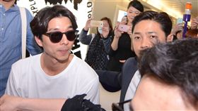 以電影「屍速列車」爆紅的韓星孔劉（左）27日首度抵
台，他在下飛機時揚起陽光般的笑容，不少粉絲看到偶
像出現時尖叫聲四起，場面幾乎失控。
中央社記者邱俊欽桃園機場攝 106年4月27日