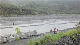 屏東霧台,哈尤溪,河床,受困
圖／中央社