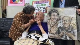 畫家黃中泰為結縭57載的老夫妻留下珍貴回憶。（圖／創世基金會提供）