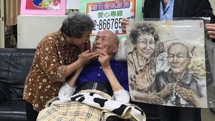 不離棄！夫成植物人妻仍每天親吻照顧