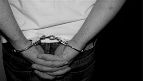 手銬　犯人　逮捕　犯罪　
https://www.flickr.com/photos/v1ctor/7606416730/in/photolist-cA9SG3-ejxACU-6jvhUC-NPRw3-bk6wDS-cbCnPQ-bk6wwG-9KpdMV-ao5HKT-bk6whj-cCYFa1-fzZPtb-TBUSGz-J8JXcU-NPRw1-be3QkB-6ikerq-cjV4vQ-aw