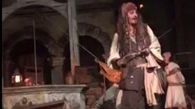 ▲強尼戴普現身遊樂園。（圖／翻攝自Clay Smitty Plays‏推特）