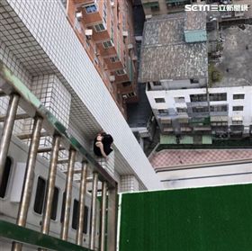 退休教授遭刺傷畫面，女子一月揚言跳樓。