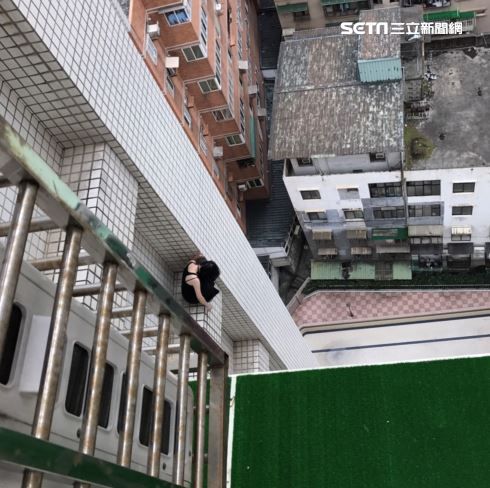 持餐刀砍教授？女嫌一月曾爬窗跳樓