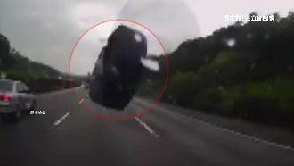 國道飛「輪」砸碎擋風玻璃　駕駛嚇歪