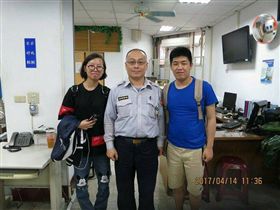 陸客夫妻團圓後，與警合照表達感謝之意。（圖／翻攝畫面）