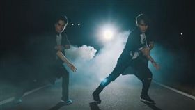 ▲Gino找周定緯編舞OST《鬼怪》，兩人帥氣合舞。（圖／翻攝自Gino T YouTube）