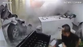 轎車穿牆衝入公司