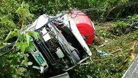 水泥預拌車自撞電線桿，擦撞護欄掉落邊坡。