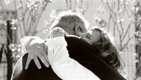 擁抱 夫妻 愛情 戀愛
https://www.flickr.com/photos/taniacataldo/5607684907/in/photolist-9xwRmx-5tXzLR-3hEnJ8-431Cis-5U5veN-4HKJqV-y7iSY-dzsJvo-3e7B7R-Puzd-8dfAyM-ndshB-53UdAb-69hSp2-69hcpX-88ijYP-69cVL3-69nKqo