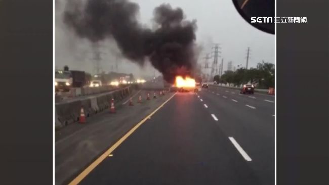 42萬二手車才剛過戶　國道上竟燒毀