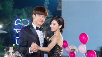 楊一展蔡黃汝共舞　肢體僵硬狂踩腳