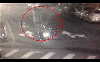 驚悚畫面曝光！　醉漢闖紅燈遭撞飛
