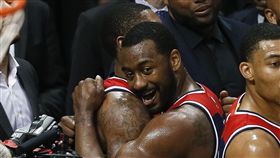 ▲John Wall與Bradley Beal相擁慶祝勝利。（圖／美聯社／達志影像）
