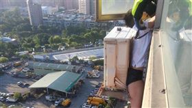 酒醉女子疑似與女性朋友吵架揚言跳樓卡外牆。（圖／翻攝畫面）