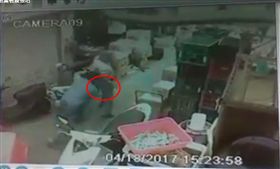 兄弟為了母親喪葬給付反目成仇，市場內狹路相逢，互毆。（圖／翻攝我是新莊人）