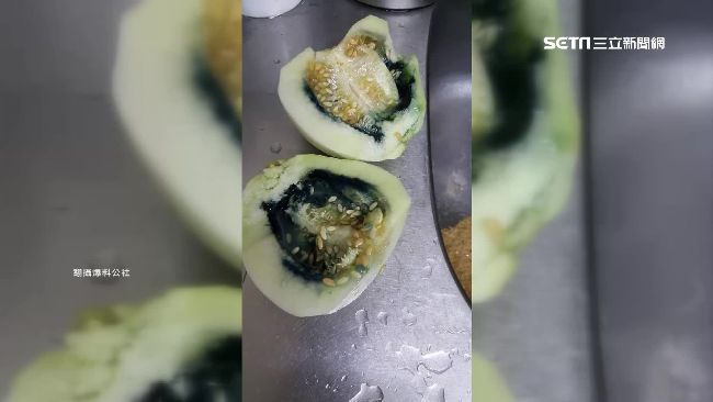 香瓜流出黑色汁液　網友驚「太黑心」
