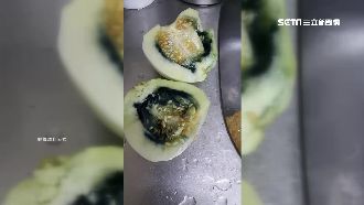 香瓜流出黑色汁液　網友驚「太黑心」