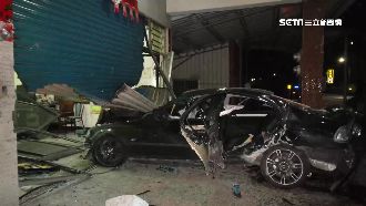 閃車失控衝撞民宅　車上孕婦當場身亡