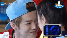 圖翻攝自YouTube 微博 鹿晗 迪麗熱巴