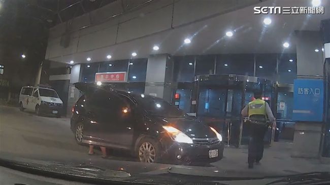 母急症需送醫　警車開道救援
