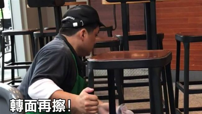 為客人蹲擦椅腳　他竟被投訴太礙眼