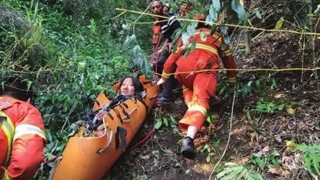 梁聖岳翻版　女困懸崖靠吃蟲活下來