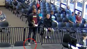 美國,Lemar Reed,毒品,可卡因,古柯鹼,掉落,交通,法庭,法院,監視器 圖／翻攝自每日郵報影片　https://goo.gl/1V93ie