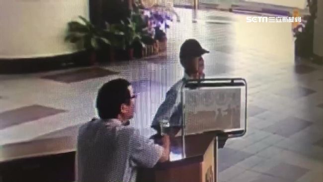 男帶磚頭闖議會　專找國民黨議員送禮