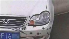 貼紙,車貼,彈痕,槍戰,山東,大陸,血跡　圖／翻攝自齊魯晚報