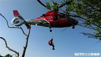 腳滑摔落山坡　直升機吊掛拯救她