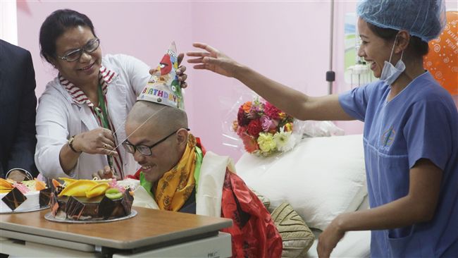 梁聖岳父子病房相見　忍不住潸然淚下