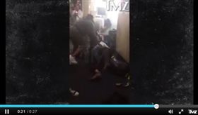 乘客,美達航空,扭打,機長,勸架（圖／翻攝自TMZ）http://www.tmz.com/