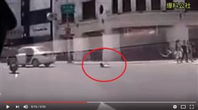 新竹,圓環,爆料公社,小孩,車門,掉出　圖／翻攝自爆料公社YouTube
