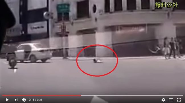 超驚悚！車開到一半…竟然掉出小孩