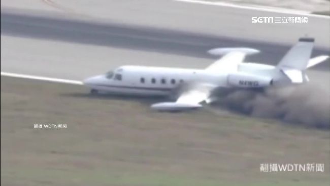 小飛機迫降加州高速公路　機上2人傷