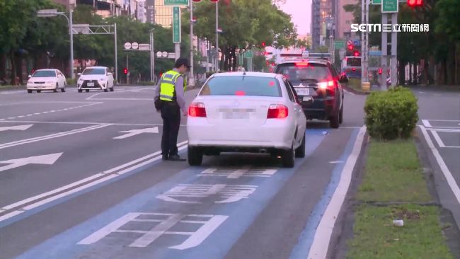 霸佔BRT車道　酒醉駕駛車內昏睡