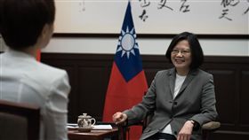 蔡英文接受路透專訪。（總統府提供）