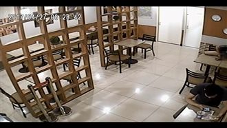 噁男脫光光　用餐區內打手槍