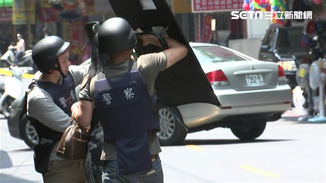 「不准靠近！」劉邦誠自稱有手榴彈